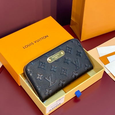 LV路易威登 M12425 黑色！Margot錢包，一款非常時尚的款式，在當代和經典設計之間實現了完美的平衡。它由標誌性的Monogram Empreinte皮革製作，飾有拋光的金屬五金，包括多個口袋和隔間。尺