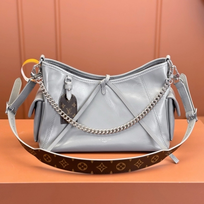 LV路易威登 特級MB晶片版原廠皮 CARRYALL CARGO 小號手袋 型號：M12579 材料：A級全鋼五金，進口原廠面料 包裝：全套原廠免稅MB包裝 尺寸：33.5x23x15cm