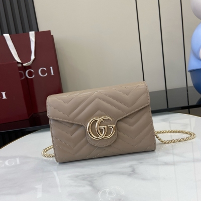 Gucci古馳 GG Marmont系列絎縫迷你手袋。Gucci經典小件配飾繼續圍繞品牌不斷發展的美學理念為自身注入新的活力。作為2025春夏系列的一款力作，皮具系列以灰褐色匠心呈現，精緻淡雅的色調宣示著新一季的到來。在這款GG Marmo