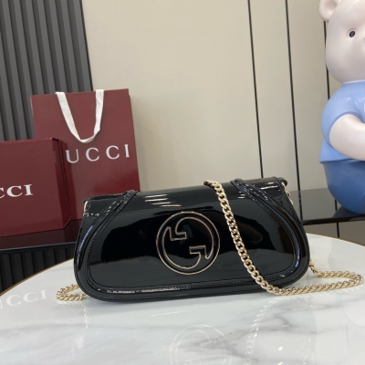 Gucci古馳 新品 Blondie系列全新手袋飾有在20世紀70年代初期首次亮相的品牌系列經典標識，巧妙結合傳承魅力與當代風尚，出色詮釋品牌經典設計與現代精髓。這款小號肩背包甄選古馳安可拉紅漆皮打造，搭配琺瑯品牌圓形標識，配有金色調鏈式肩