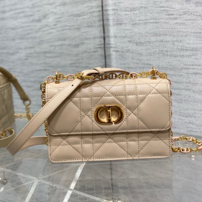 Dior迪奧 Miss Caro新款鏈條系列 採用進口綿羊皮精心製作，別致的絎縫效果超大藤格紋緝麵線醒目吸睛，翻蓋點綴以金色飾面金屬旋鈕式扣環，搭配可拆卸鏈條肩帶，以金色飾面金屬鏈環和與皮革同色調的琺瑯鏈環交替打造，搭配皮革帶更添舒適，整體
