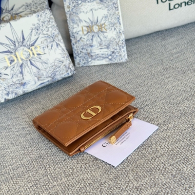 Dior迪奧 Caro Dahlia 錢包 柔軟牛皮革 這款Dior Caro Dahlia錢包飾以藤格紋緝麵線，彰顯現代風範。柔軟牛皮革精心製作，正面飾以CD標誌。款式時尚，空間寬敞，可與同一系列的手袋搭配。正面飾以CD標誌6個卡槽4個插