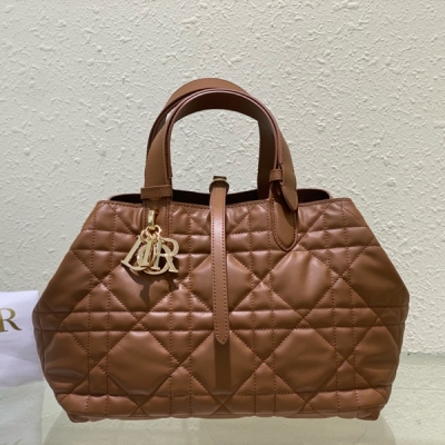 Dior迪奧 新顏色 中號DIOR TOUJOURS 手袋 這款 Dior Toujours 手袋於二零二四春夏系列發佈秀精彩亮相，休閒實用的設計別具一格。採用深棕色牛皮革精心製作，飾以超大藤格紋緝麵線，寬敞的內部隔層搭配小袋，可整齊收納各