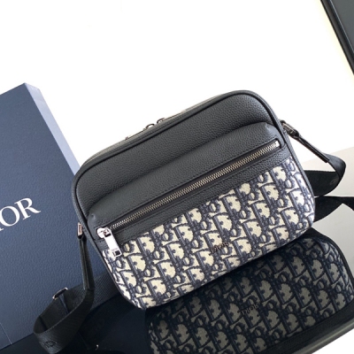 Dior迪奧 這款 Rider 2.0 拉鍊式信使包實用而精巧，是日常生活的理想單品。採用米色和黑色 Oblique 印花面料精心製作，飾以黑色粒面牛皮革細節，正面點綴以 Dior 標誌。拉鍊隔層和正面拉鍊口袋可收納各種日常用品，搭配 Ch