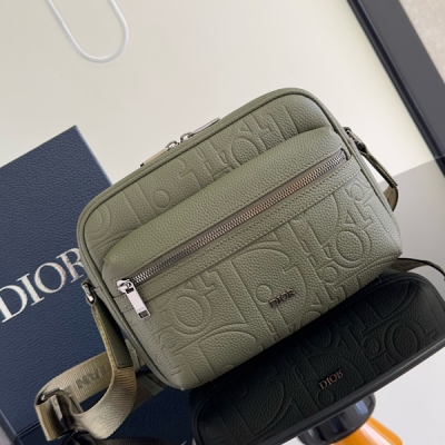 Dior迪奧 這款 Rider 2.0 拉鍊式信使包是二零二四秋季男裝系列新品，實用而精巧，是日常生活的理想單品。Dior Gravity 印花效果皮革採用壓花工藝將經典圖案精緻地呈現于卡其色牛皮革之上，正面飾以同色調粒面牛皮革細節和 Di