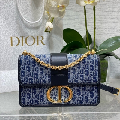 Dior迪奧 Montaigne 丹寧系列，被種草了這個包，以不規則的石洗效果煥新演繹經典的字母圖案，賦予包全新的風格，漸變效果獨特又帥氣，牛仔印花展現出的時尚魅力，顯得既高級又有視覺衝擊，尺寸適中，非常適合日常出行，經典的包形，標誌性的字
