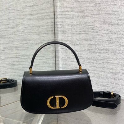 Dior迪奧 30 Montaigne Avenue系列小號，絕不能錯過的秋冬款，採用進口黑色光面牛皮革精心製作，搭配復古的金色字母Logo標誌，優雅與現代風格相結合，別具一格，多層內格設計，實用度滿分，自帶手柄和可調節皮肩帶，解鎖各種背法