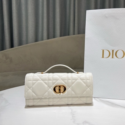 Dior迪奧 Miss Caro Top Handle 手拿包 白色羊皮革超大藤格紋 這款 Miss Caro Top Handle 手拿包是二零二五早春系列新品，是一款彰顯精緻魅力的日常單品。採用白色羊皮革精心製作，飾以超大藤格紋緝麵線，
