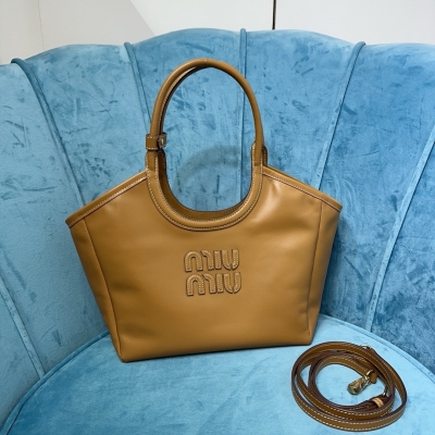 Miu Miu 小號出貨 伊勢丹限定款腋下包 9月於Isetan 推出的限定版，“ivy miu”系列，Momo 和三吉彩花都有上身。橫版包型顯得可愛慵懶有氣質，logo上的外縫線設計獨特立體，真的泰好看辣 日常通勤必備 穿搭私服也不會出錯