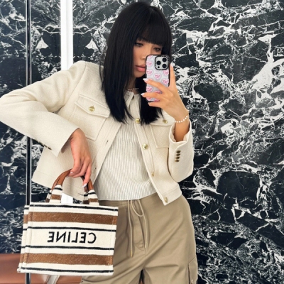 Celine 2024fw 奶白色系外套 奶呼呼的色系仙氣感滿滿 肌理感紋路更顯檔次 顏色飽滿光亮 小圓領設計 美化脖頸線條感 凸顯臉小 SML