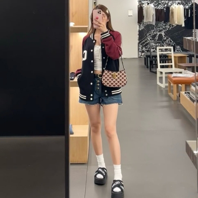 Celine 2024秋冬新款撞色貼布刺繡字母拼接羅紋面料金屬扣棒球服外套出貨重工洗水工藝 進口面料質感柔軟細膩舒適 五全部開模電鍍定制 減齡少女款 經典寬鬆慵懶版型 強烈推薦自留 做工品質看細節 現貨S/M/L