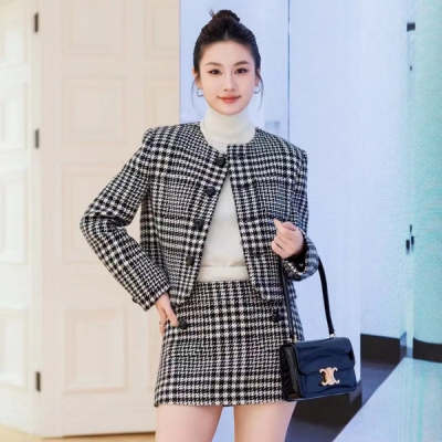 Celine 2024秋冬新款定制圓領千鳥格羊毛面料金屬按扣外套半裙套裝出貨高級奢侈感 知識份子休閒輕奢風 設計簡約時髦百搭 盡顯鬆弛慵懶腔調 可甜可鹽減齡不挑人穿 秋冬高級面料 內裡有定制提花 字母標識 隨性自在 可穿性賊強 一件就可美美
