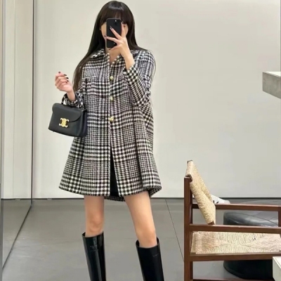 Celine 2024秋冬新款定制金屬扣翻領千鳥格長款大衣出貨超級大氣的一件 版型很巧妙 看似簡單上身精氣神瞬間被提了起來 手感絕對是非常高級的，適合多種風格 極簡的剪裁真的是非常時髦的元素 秋冬限定 現貨發售36/38/40