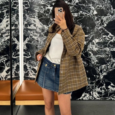 Celine 2024秋冬新款奢華金屬扣翻領撞色格紋襯衫棉服出貨複超級大氣的一件 版型很巧妙 看似簡單上身精氣神瞬間被提了起來 手感絕對是非常高級的，適合多種風格 極簡的剪裁真的是非常時髦的元素 現貨發售46/48/50