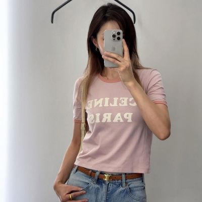 Celine 2025早春新款領口撞色立體印花字母短款T恤出貨同步新款撞色 T恤人手必備基礎的一款 胸前字母英文 領子袖口包邊與立體相呼應 減齡學院風高品質 版型無敵顯瘦 穿上簡直秒變乖巧少女 完美做工品質看細節 現貨SML
