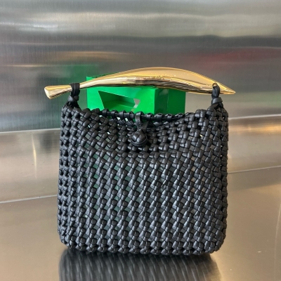 BV Bottega Veneta 新款沙丁魚編織包。Sardine手袋採用頂級nappa小羊皮田字編織法而成，彰顯對品牌工藝的傳承，與創新性繆斯黃銅手柄 形成強烈的對比，精緻的工藝讓每個提手都獨一無二，打造出包款珍貴的雕塑感 而且每一隻手