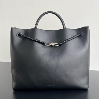 BV Bottega Veneta 新款單肩背包 這款不一樣Andiamo 被驚豔住了 大包不一定要放東西啊 要的是感覺 採用精心挑選頂尖牛皮革打造，完美的保留了皮革的天然特性 在簡約的設計中 kont 繩結作為點睛之筆，無論是細節中還是整