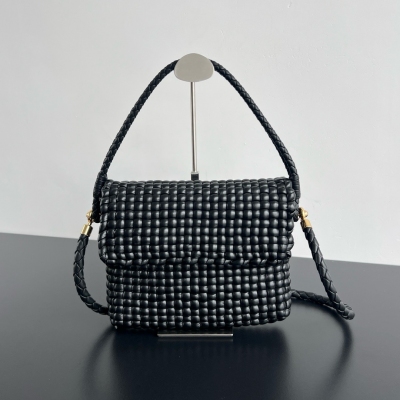 BV Bottega Veneta 秋冬新款 Swing 手提包 擺在那平平無奇，但一上身就讓你愛不釋手的魔力包包採用雙面羊皮編織而成翻蓋設計，安靜不張揚的高級 由外到內呈現出極致的工藝觸感很柔軟 為了完美與包身呼應，雙肩帶也是選擇了雙重工