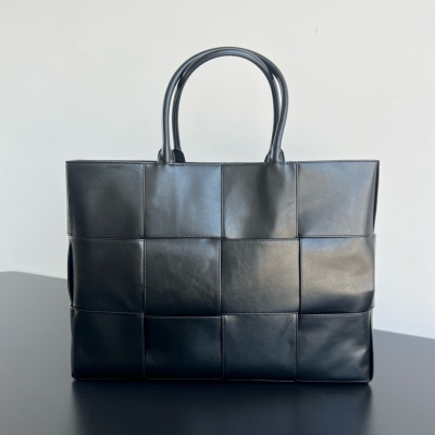 BV Bottega Veneta 新款 大號Arco Tote 質感超絕的托特包來咯，設計足夠簡單，編織足夠經典，容量足夠能裝這次包面做成了微褶皺油蠟資質效果，恰到好處的柔軟，一整個高級住了，內裡採用羊津材質，一股子的秋冬慵懶氛圍感 ip