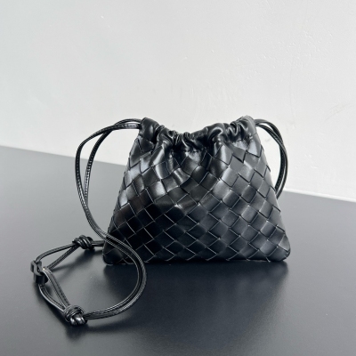 BV Bottega Veneta 新款 抽繩Dustbag“垃圾袋” 垃圾袋真的好搭！慵懶自在的隨意感以經典編織設計，塑造時尚界的不敗單品 束口的抽繩設計自然開口褶皺感和柔嫩牛皮光滑細膩 處處透露著這只包的慵懶精緻感 不僅自重輕容量也很足