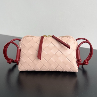 BV Bottega Veneta 新款 Concert pouch 是見過最好看實用的迷你小包呀 包身採用經典的 lntrecciato編織工藝 配有皮質雙頭拉鍊，開口寬敞 易取易放，肩帶繩結處可滑動自由調節長短，即斜挎/腋下 又能當手拿