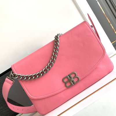 Balenciaga巴黎世家 新款2024Fall的 BB Soft 系列 超級柔軟超有質感！可調節肩帶銀鏈 鏈條的腋下包設計和實用性的寬肩帶可以讓你在酷辣和休閒 style 之間自由切換，包型搭配層次分明的內部空間，功能也足夠強鏈條部分的