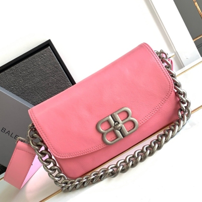 Balenciaga巴黎世家 新款2024Fall的 BB Soft 系列 超級柔軟超有質感！可調節肩帶銀鏈 鏈條的腋下包設計和實用性的寬肩帶可以讓你在酷辣和休閒 style 之間自由切換，包型搭配層次分明的內部空間，功能也足夠強鏈條部分的