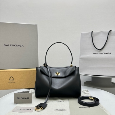 Balenciaga巴黎世家 Rodeo 這包真的太cool了 不羈的風格搭配超高級的質感簡直絕啦 隨性的感覺簡直能讓女孩子著迷！包型軟塌塌滴很隨性鬆弛慵懶感簡直太好看啦！3個尺寸 隨意搭配 寶貝們千萬不要錯過了 時髦精必須背上身啊！小號：
