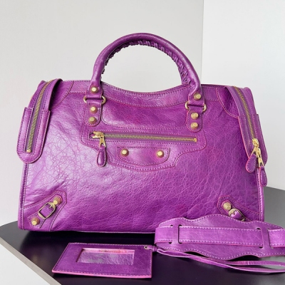 Balenciaga巴黎世家 巴黎世家city大號義大利爆裂羊皮 現貨限量的義大利原廠羊皮，手工縫製雙蠟線手柄，配一條可拆卸的肩帶，頂級配備拉鍊（同專櫃完全一致B拉鍊頭），完美鍍金金屬配件，皮革拉鍊頭，前部含拉鍊口袋，內置拉鍊袋，搭配BAL