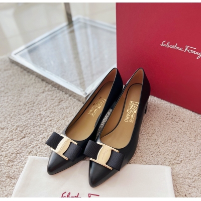 Salvatore Ferragamo SF菲拉格慕新款Alice Vara Bow尖頭粗跟單鞋，愛麗絲少女時代夢幻的感覺，經典的蝴蝶結搭配迷人小尖頭，啞光牛皮既舒適又氣質，雖然是尖頭卻敲好穿，不夾腳不刮腳，5.5cm粗跟超穩健步如飛通勤N
