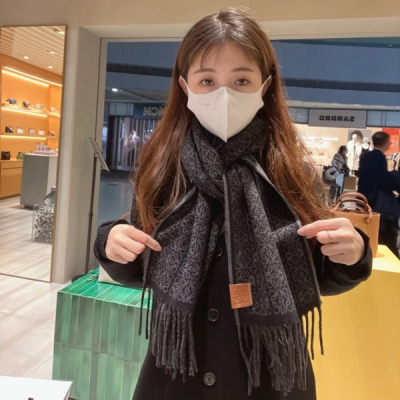 Loewe羅意威 雙面全覆蓋提花 Anagram，Anagram 皮革標籤，當季最新！越看越好看！流蘇邊。價格給力！簡單大方又時尚，實物非常高檔，非常工整精緻！羊絨面料極具軟糯特性！男女圍都好看，做情侶款簡直完美！懂的速度入36X175cm