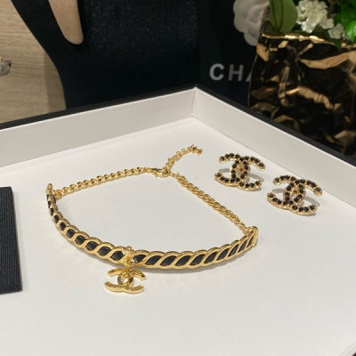 Chanel香奈兒 CHOKER 2024K 新款分享 復古黑金螺旋穿皮雙c項圈 黑金與小羊皮的設計 沒有年齡界限的一款項鍊 螺旋式穿皮工藝 上身效果高級感滿滿 秋冬季節衣櫥裡最百搭的單品 質感超贊 冬日氛圍感直接拉滿 富美們閉眼入