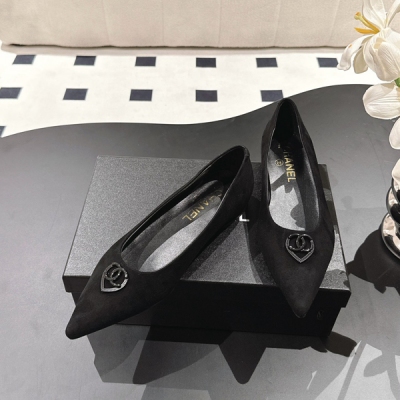 Chanel香奈兒 2025新款尖頭愛心系列平底單鞋，鞋面採用進口原版小牛漆皮，線條流暢版型正，清晰logo壓印工藝內裡：墊腳啞光小羊皮大底，義大利真皮大底，Size：35-41（40 41訂做)