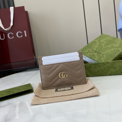 Gucci古馳 GG Marmont系列絎縫卡片夾。Gucci經典小件配飾繼續圍繞品牌不斷發展的美學理念為自身注入新的活力。作為2025春夏系列的一款力作，皮具系列以灰褐匠心呈現，精緻淡雅的色調宣示著新一季的到來。在這款GG Marmont