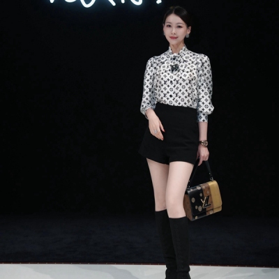 LV路易威登 2025春夏新款經典老花字母飄帶蝴蝶結定制百分百桑蠶絲面料 翻領襯衫出貨老花圖案很吸睛 洋氣又帶時髦感 是廓形的寬鬆版型 純棉面料輕薄舒適自帶小性感 可單穿疊穿 超級有氣質 非常顯身材現貨發售S/