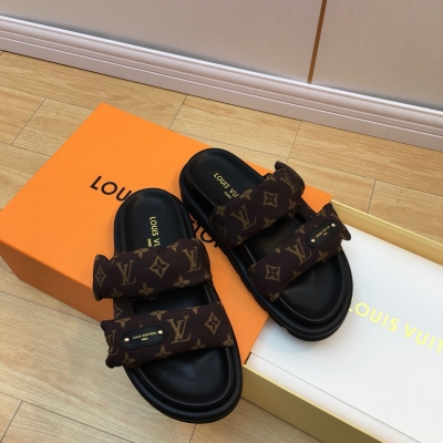 LV路易威登 Pool Pillow Comfort 系列情侶款沙灘拖鞋，火爆發售、高級慵懶風，百看不厭款、時尚度拉滿！細節用心感受、反復調試配色。老花新配色 簡直不要太好看，原版一致尼龍布3D壓花logo鞋面