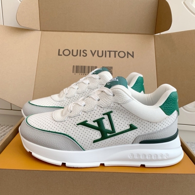 LV路易威登 男女情侶款LV CLASSIC 厚底增高運動鞋 頂級品質 LV Classic 運動鞋於 2025 秋冬男士系列初次亮相，以光滑牛皮革塑造考究設計，可輕鬆融入各式造型。矚目 LV 字母標注鞋側，輕