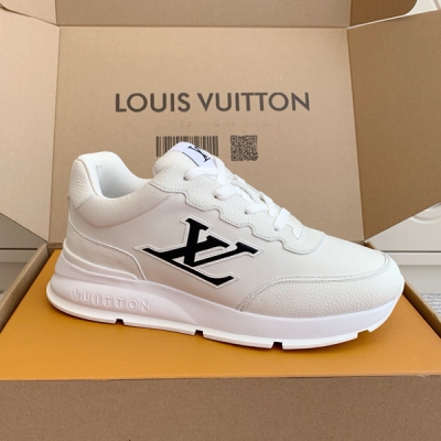 LV路易威登 男女情侶款LV CLASSIC 厚底增高運動鞋 頂級品質 LV Classic 運動鞋於 2025 秋冬男士系列初次亮相，以光滑牛皮革塑造考究設計，可輕鬆融入各式造型。矚目 LV 字母標注鞋側，輕