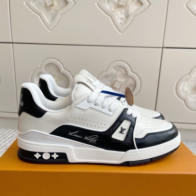 LV路易威登 新色 trainer x 村上隆聯名系列黑白三彩男女情侶運動鞋 頂級品質 最火的trainer運動鞋 沒有之一、太少年感啦 不分男女 無性別穿搭必選 非常百搭萬能搭配！少年感的清爽乾淨分分鐘擁有