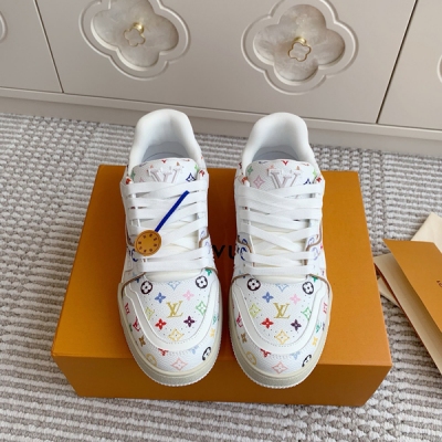 LV路易威登 男女同款 新色 trainer x 村上隆聯名系列黑白三彩男女情侶運動鞋 頂級品質 最火的trainer運動鞋 沒有之一、太少年感啦 不分男女 無性別穿搭必選 非常百搭萬能搭配！少年感的清爽乾淨分