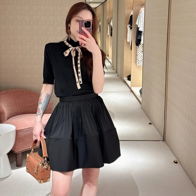 LV路易威登 2025春夏新款高級綿羊毛桑蠶絲紗線 褶襇衣領針織上衣出貨本款針織上衣取材細膩絲毛混紡，以寬鬆剪裁、短袖和V領展露舒適格調浪漫褶襇衣領融入撞色 Monogram印花桑蠶絲領帶，可隨心解開或系成優雅