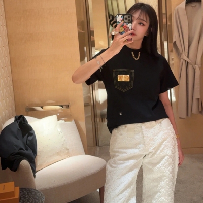 LV路易威登 2025系列新款老花拼接牛仔面料金屬字母標牌鏈條圓領T恤出貨本款T恤取材柔軟棉質針織 以新季Monogra鐳射印花丹寧布構築潮流胸袋標識銘牌閃爍金屬光澤與圓領處的耀目鏈條?相映成趣主面料：100%