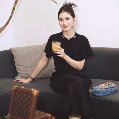 LV路易威登 2025系列新款老花金屬標識拼接圓領中長款T恤裙出貨本款T恤裙取材柔軟棉質針織 以新季鐳射老花金屬輔料構築潮流標識閃爍金屬光澤與圓領處的定制面料?相映成趣 主面料：100%棉 現貨S/M/L