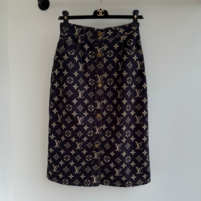 LV路易威登 2025系列新款撞色老花圖案雙口袋字母金屬扣長款半裙出貨必備半裙單品 基礎版型巨百搭 採用高檔定制細膩精仿面料 立體裁剪工藝 手感超級醇軟舒適，時髦度和吸睛點剛剛好，版型超級好上身顯瘦 現貨S/M