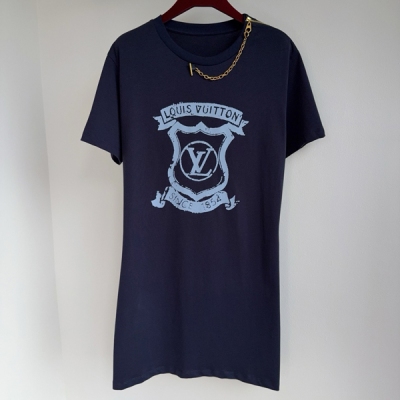 LV路易威登 2025系列新款撞色圖案印花字母圓領鏈條連衣裙出貨本款上衣以柔軟棉質針織塑造經典構型成就舒適穿著體驗胸前的淺色印花圖案致意 2025秀場，圓領點綴金屬質感字母鏈條? 主面料：100% 棉現貨S/M