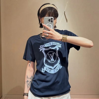 LV路易威登 2025系列新款撞色圖案印花字母圓領鏈條T恤出貨本款上衣以柔軟棉質針織塑造經典構型成就舒適穿著體驗胸前的淺色印花圖案致意 2025秀場，圓領點綴金屬質感字母鏈條? 主面料：100% 棉現貨S/M/