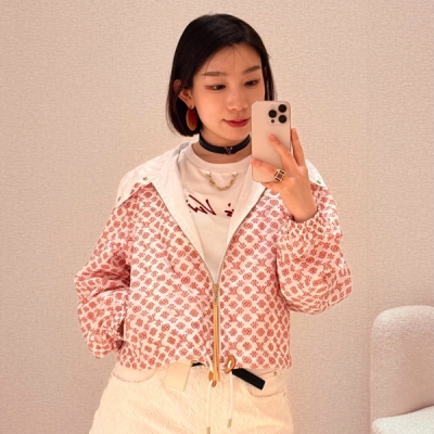 LV路易威登 2025ss 老花連帽外套 對老花的喜愛簡直無法取勝 今年的新色粉色系簡直太愛了 財閥千金小姐的氣場 剛好的厚度 這個季節當防曬外套正好 隨意配備牛仔褲都很好看了 日常出遊必備 SML