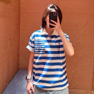 LV路易威登 2025系列新款MONOGRAM 條紋馬球衫出貨本款馬球衫取材細膩珠地棉，為Monogram提花基底勾勒撞色條紋再以稍細條紋和橡膠Charm貼飾點綴胸袋珠光紐扣完善別致夏日格調 主面料 100%棉