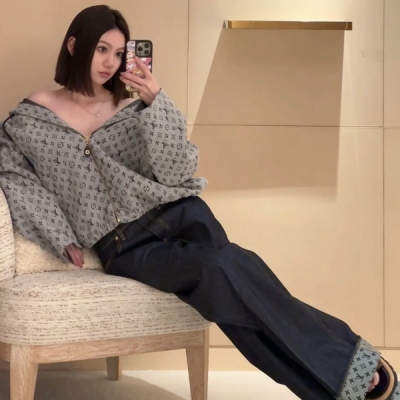 LV路易威登 2025早秋新款學院風格牛仔西裝夾克翻邊喇叭牛仔褲出貨本款學院風格西裝夾克吹拂悠閒氣息。當季深洗丹寧布裁出俐落版型搭配平駁領、大號貼袋和耀目紐扣翻起袖口即現經典Monogram 圖案 可一套穿搭