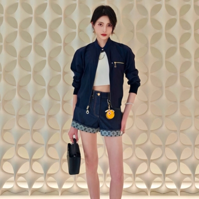 LV路易威登 2025早秋限定新款翻邊牛仔迷你短褲出貨本款迷你短褲以當季深洗丹寧裁出俐落直筒版型撞色明線勾勒經典結構線條，翻邊褲腳展露 Monogram印花內裡，令日常造型再度升級。主面料：100% 棉 S/M